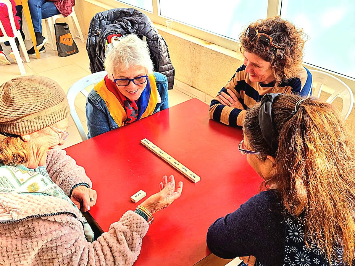 ארבע משתתפות סביב שולחן אדום במפגש קיוקו